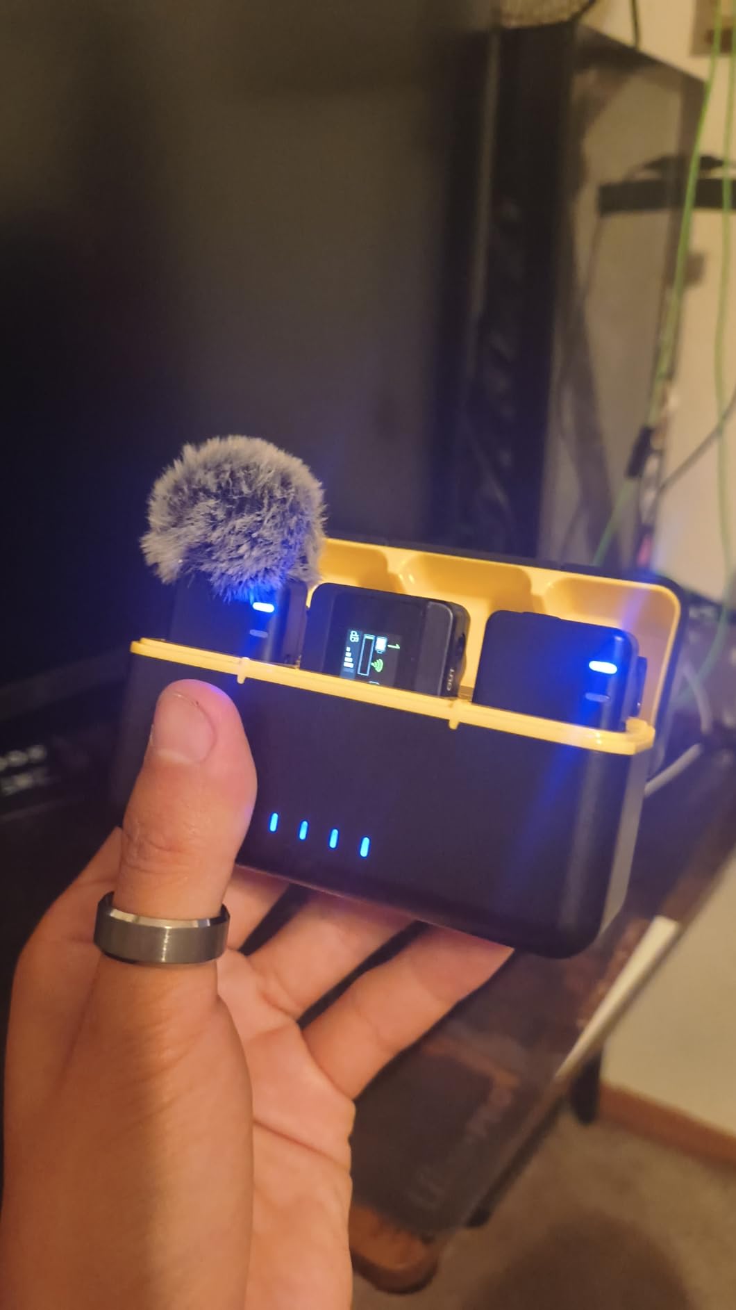 NEEWER CM28 Wireless Lavalier Microphone, Smart Noise Cancelling Lav Mic, 48KHz/16Bit 9hrs Uncompressed Recording, 200m Range, 4GB Storage for iPhone, Android, Camera, 1 RX + 2 TX + Charging Case customer photo 1