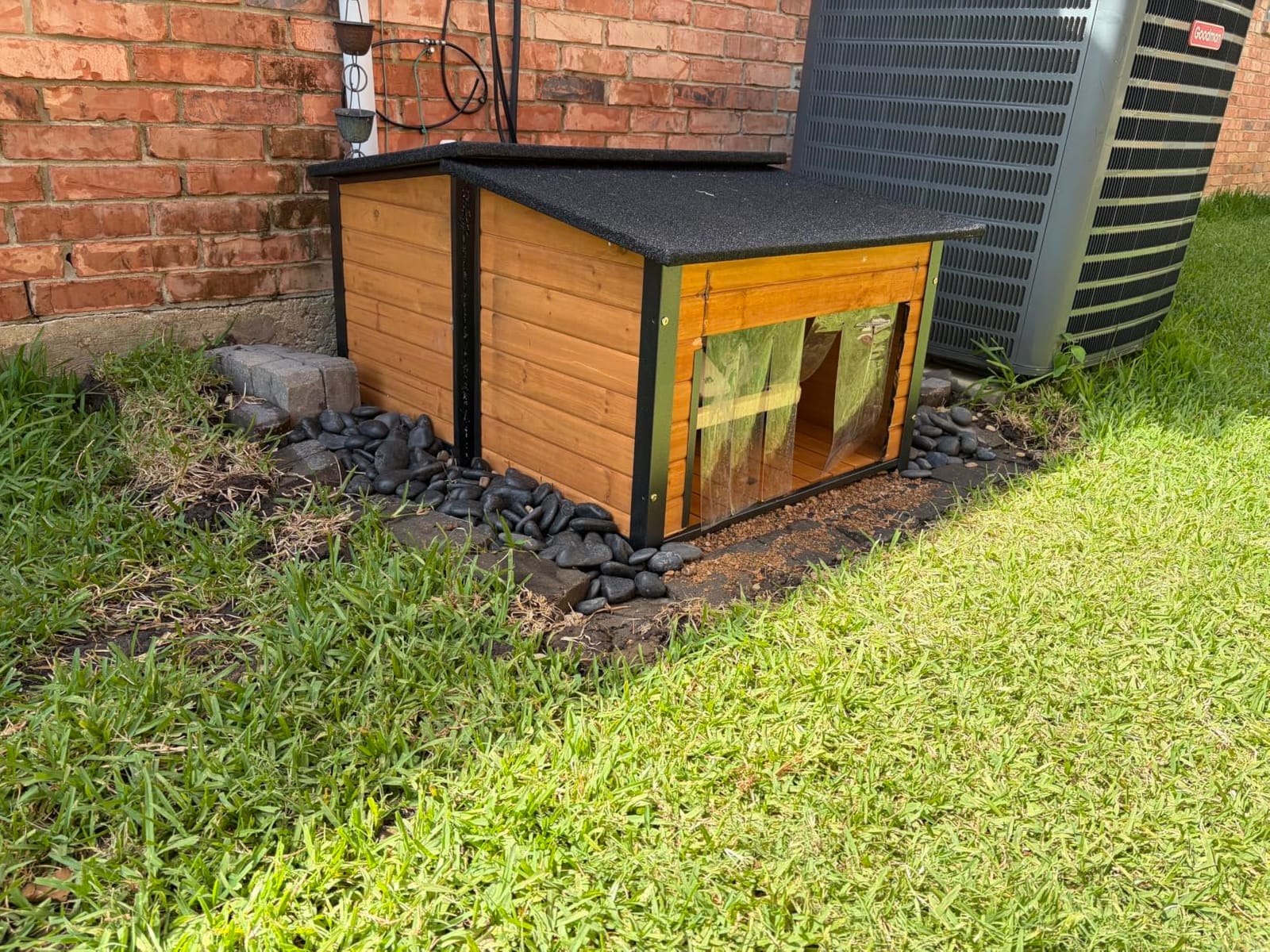 Suumerpety Indoor Outdoor Dog House,Anti-Chewing Iron Frame Dog Kennel,Wood Warm Pets Home,Weatherproof Outside Shelter for Feral Animal 33.5