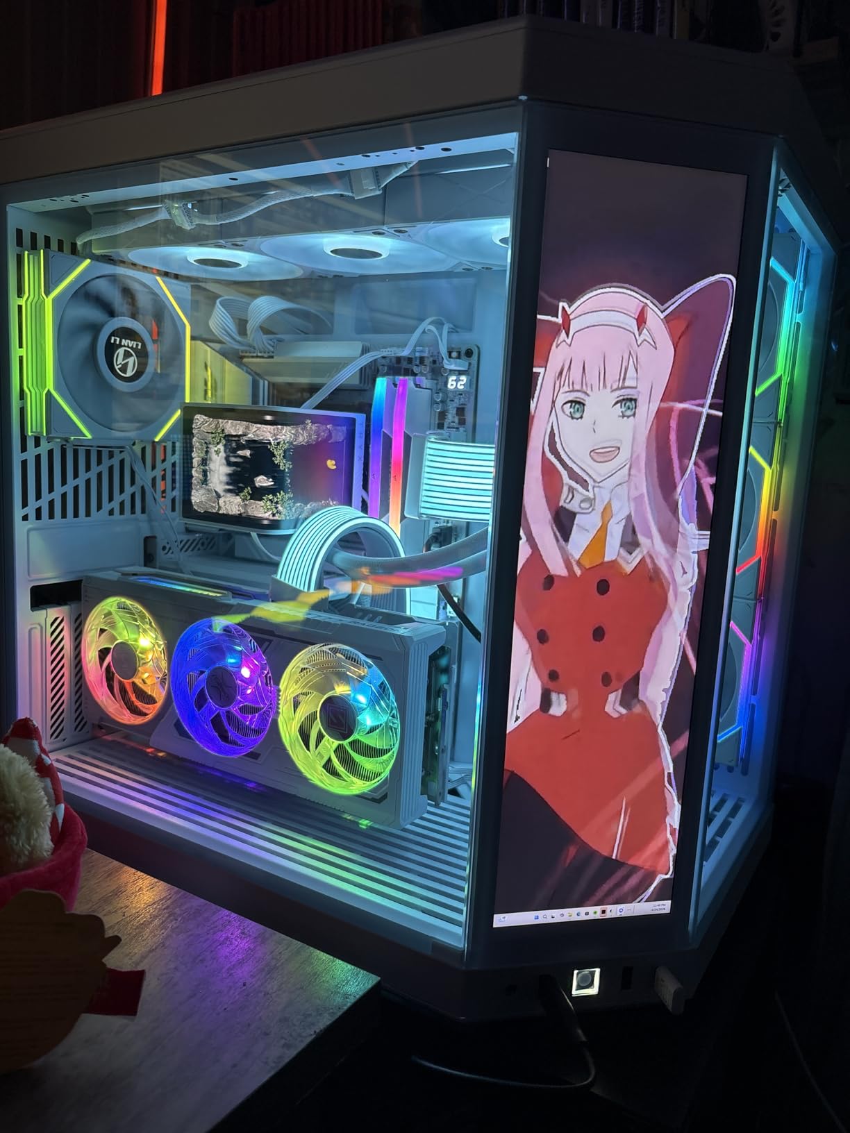 HYTE Y70 Touch Infinite Modern Aesthetic Gaming PC Case - Integrated 2.5K LCD Touchscreen Screen Display - Dual Chamber ATX Desktop Chassis - 10 Fan Capacity - Luxury PCIe 4.0 Riser Cable- Pitch Black customer photo 1