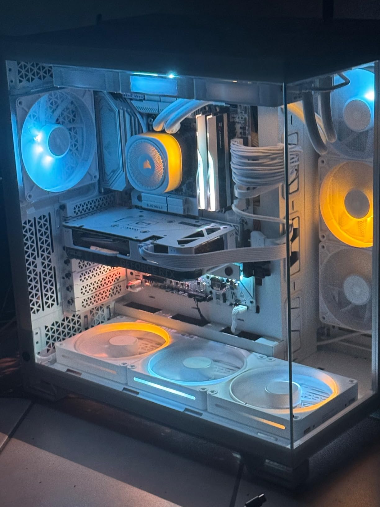 LIAN LI Edge Gold 1000W ATX 3.1 PSU, 80 Plus Gold, White (EG1000G.WH) customer photo 2