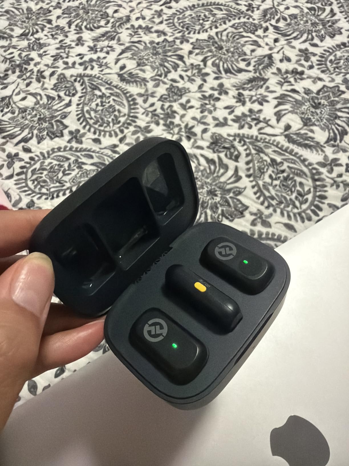 Hollyland LARK A2(2TX+1RX+Charging Case) Wireless Microphone, AI Auto-Limit customer photo 1