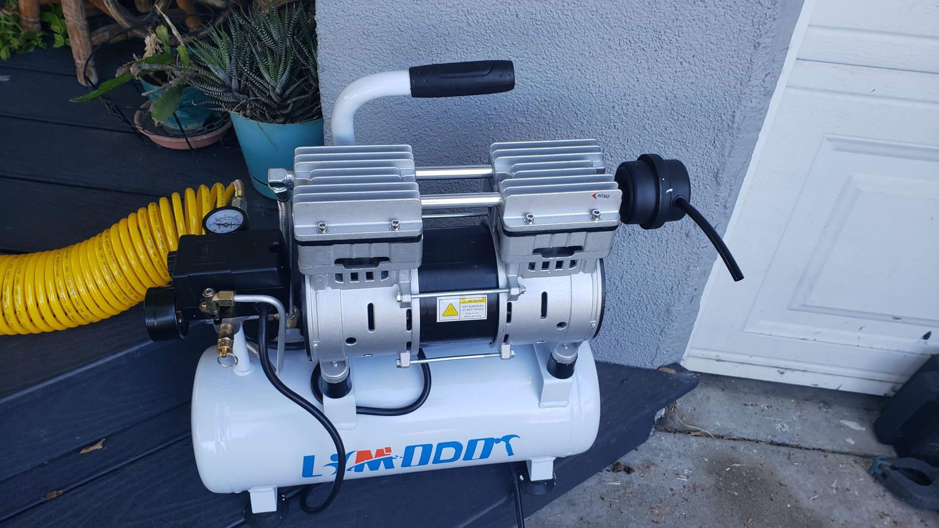 Quiet Oil-Free Air Compressor, 68 dB, 2.8 CFM @ 90 PSI, 8 Gallon Air Tank customer photo 2
