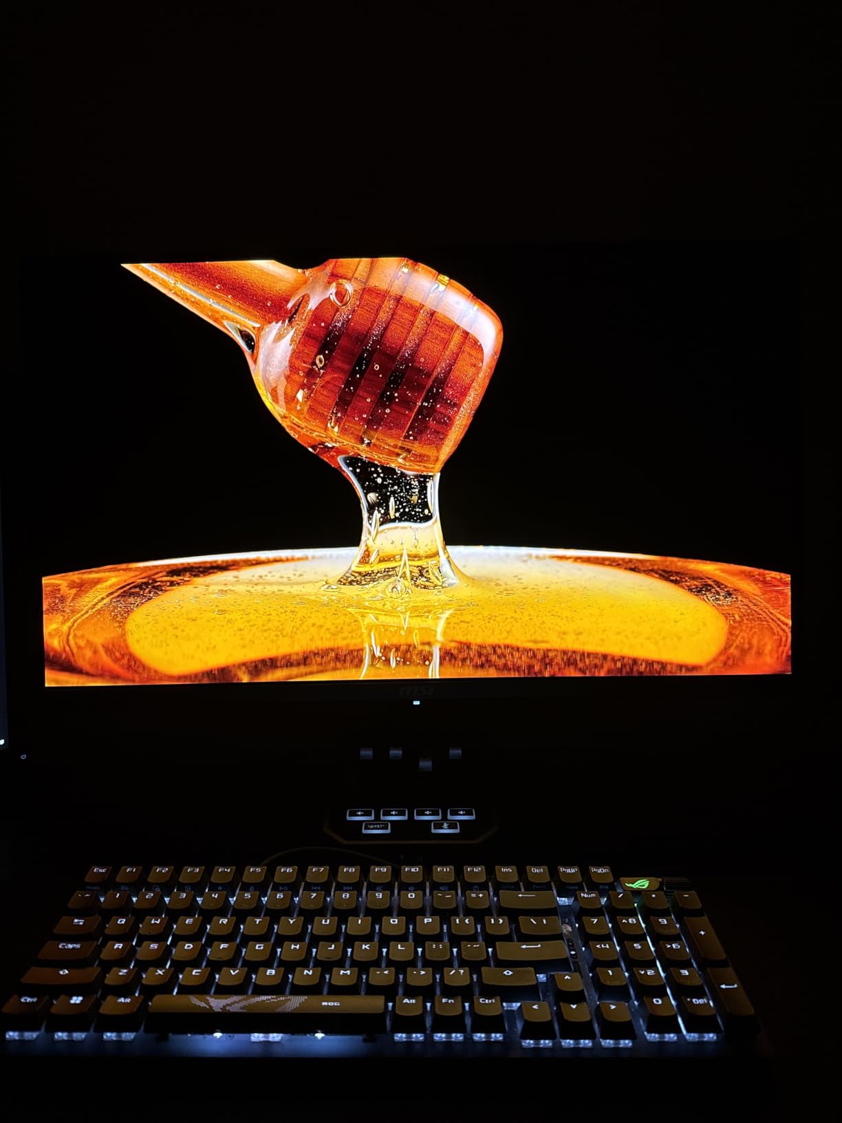 msi MAG 272UP QD-OLED X24 27-Inch 4K UHD Gaming Monitor, 3840 x 2160, Quantum Dot OLED Panel, 240Hz, 0.03ms, DisplayHDR True Black 400, AMD FreeSync™ Premium Pro, USB C (15W PD), Frame-Less, Black customer photo 2